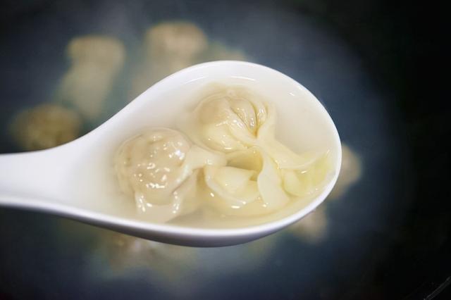 怎样把馄饨包得又好看又好吃（馄饨怎么包又好看又简单慢动作）(10)