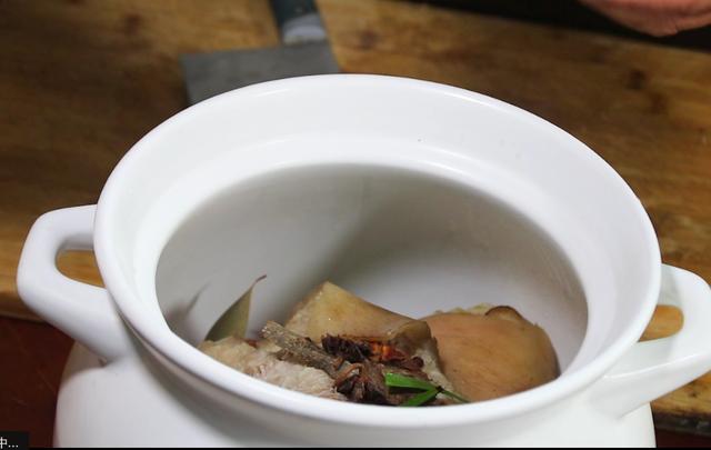 猪肘子怎么做又烂又好吃（猪肘子最正宗的做法教程）(4)