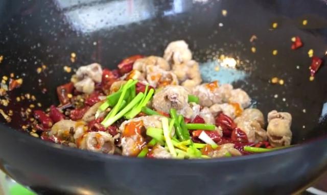 干煸肥肠怎么做好吃（厨师教你干煸肥肠的家常做法）(1)