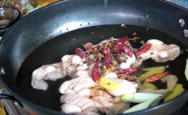 干煸肥肠怎么做好吃（厨师教你干煸肥肠的家常做法）(3)