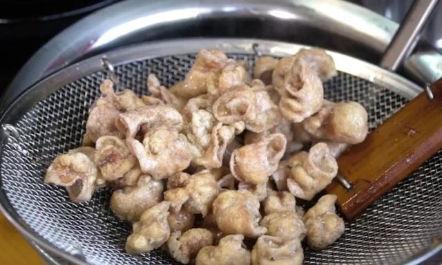 干煸肥肠怎么做好吃（厨师教你干煸肥肠的家常做法）(7)