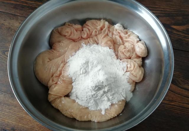 肥肠怎么洗不臭又干净（猪大肠清洗最简单方法）(4)