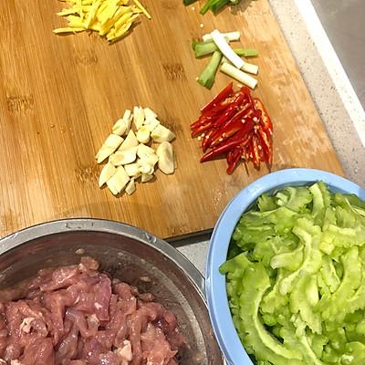 苦瓜炒肉怎么做好吃（苦瓜炒肉的最好吃的做法）(2)