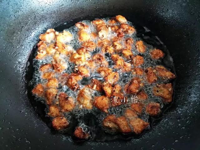 怎样炒辣子鸡才好吃（辣子鸡的正宗做法简单又好吃）(4)