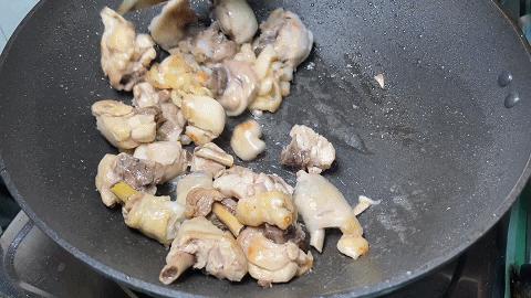 鸡腿土豆块家常做法（土豆鸡腿最简单的做法）(11)
