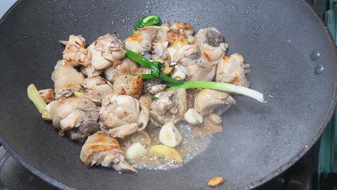 鸡腿土豆块家常做法（土豆鸡腿最简单的做法）(12)