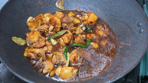 鸡腿土豆块家常做法（土豆鸡腿最简单的做法）(14)