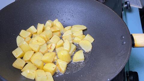 鸡腿土豆块家常做法（土豆鸡腿最简单的做法）(16)