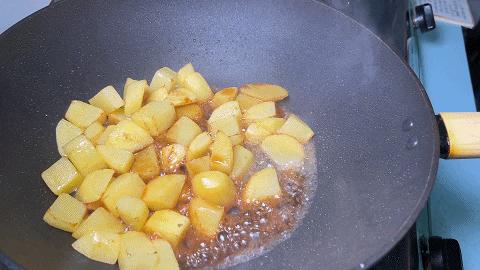 鸡腿土豆块家常做法（土豆鸡腿最简单的做法）(17)