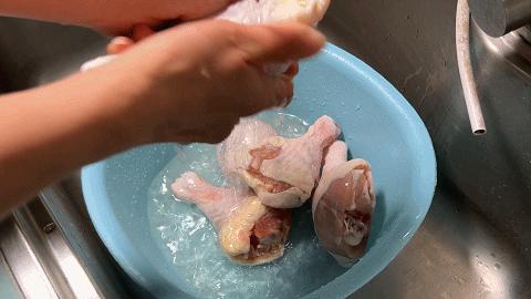 鸡腿土豆块家常做法（土豆鸡腿最简单的做法）(2)