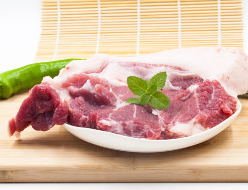 前腿肉是猪的肉部位之一，位于猪的前腿部位。