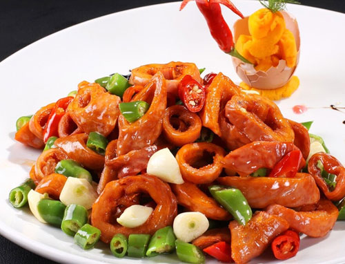 猪大肠是指猪的结肠，通常作为食材被用于许多菜肴中。