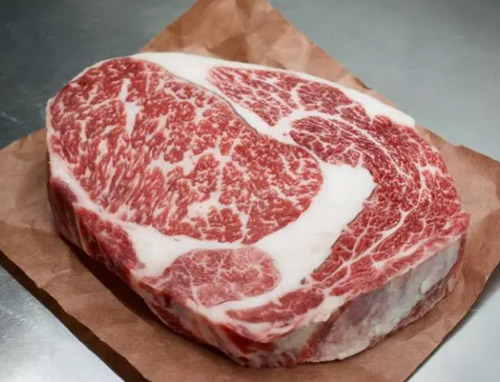 牛眼肉（肉眼牛排）肉质丰满、富有脂肪分布。